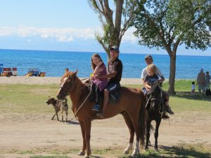 Issuk Kul Tamchy Kirgistan mit Kindern by Birgit Strauch Shiatsu & ThetaHealing