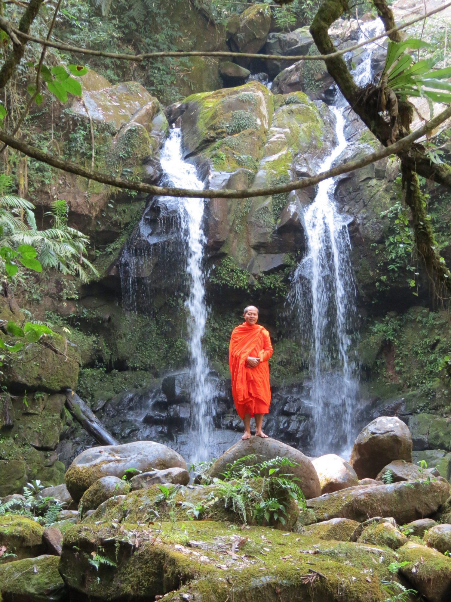 Bo Kluea Wasserfall Mönch Thailand by Birgit Strauch Shiatsu & Bewusstseinscoaching