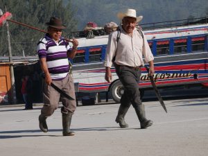Menschen Bus Bahnhof Barillas Guatemala by Birgit Strauch Shiatsu & Bewusstseinscoaching