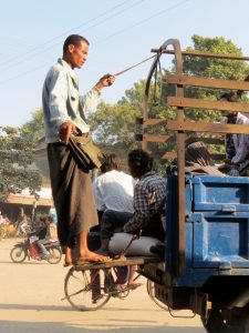 Menschen in Nyaung U Bagan by Birgit Strauch Bewusstwandlerin Bewusstseinscoaching