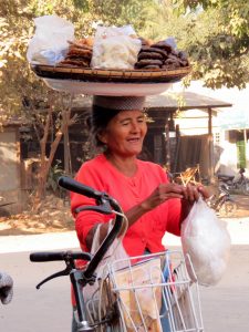 Menschen in Nyaung U Bagan by Birgit Strauch Bewusstwandlerin Bewusstseinscoaching