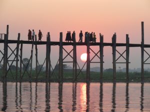 U Bein Brücke Boot Sonnenuntergang by Birgit Strauch Bewusstwandlerin Bewusstseinscoaching