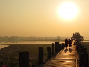Mönch U Bein Brücke Mandalay Sonnenaufgang by Birgit Strauch Bewusstseinscoaching & Shiatsu