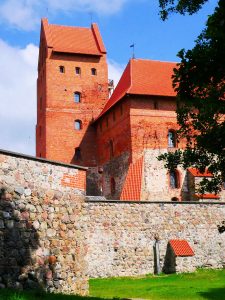 Dacia Dokker Minicamper Tour zur Wasserburg in Trakai in Litauen by Birgit Strauch