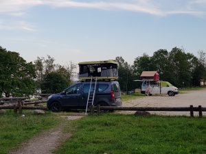 Minicamper Stellplatz im Plateliai See im Zemaitija Nationalpark by Birgit Strauch