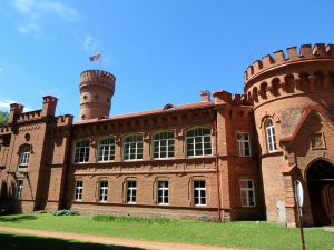 Dacia Dokker Minicamper Tour zum Schloss Raudone in Litauen by Birgit Strauch