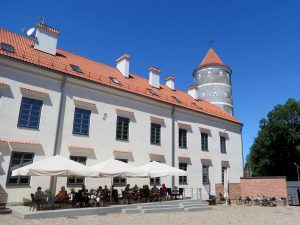 Dacia Dokker Minicamper Tour zum Schloss Pilis in Litauen by Birgit Strauch