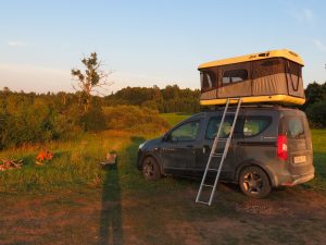 it dem Minicamper nach Talsi Wildcampen am See in Lettland by Birgit Strauch