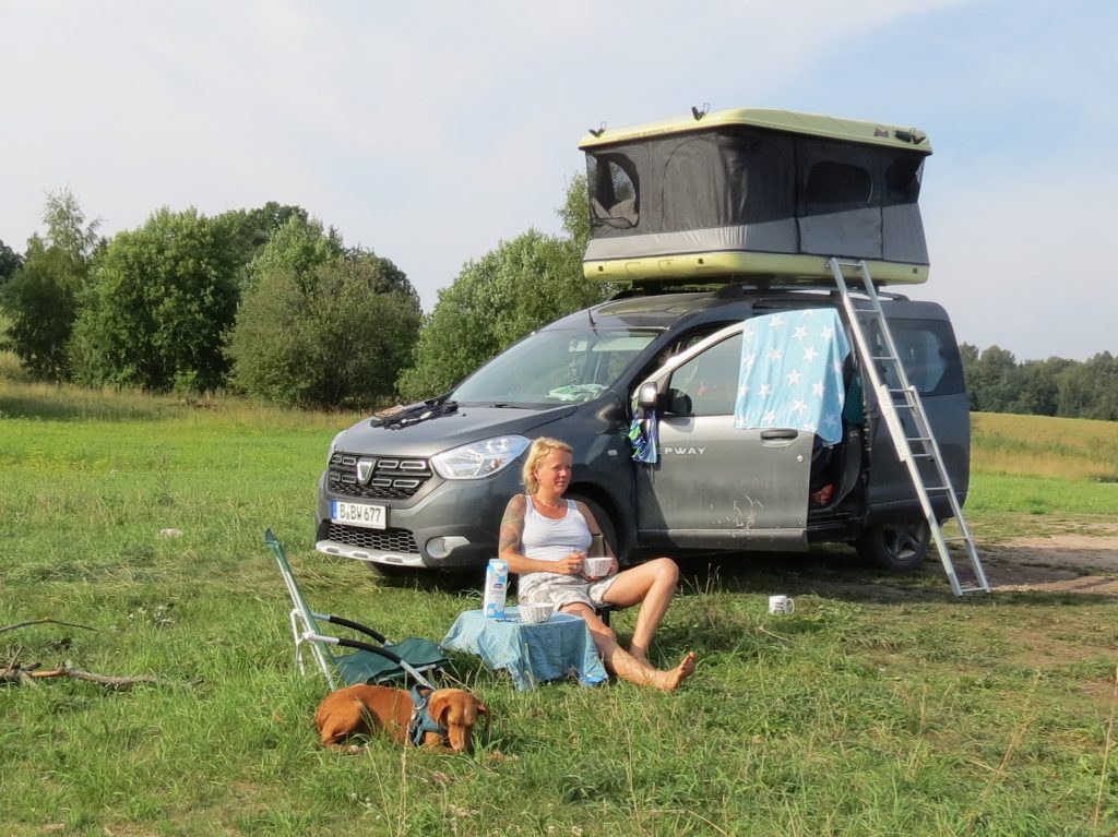 it dem Minicamper nach Talsi Wildcampen am See in Lettland by Birgit Strauch