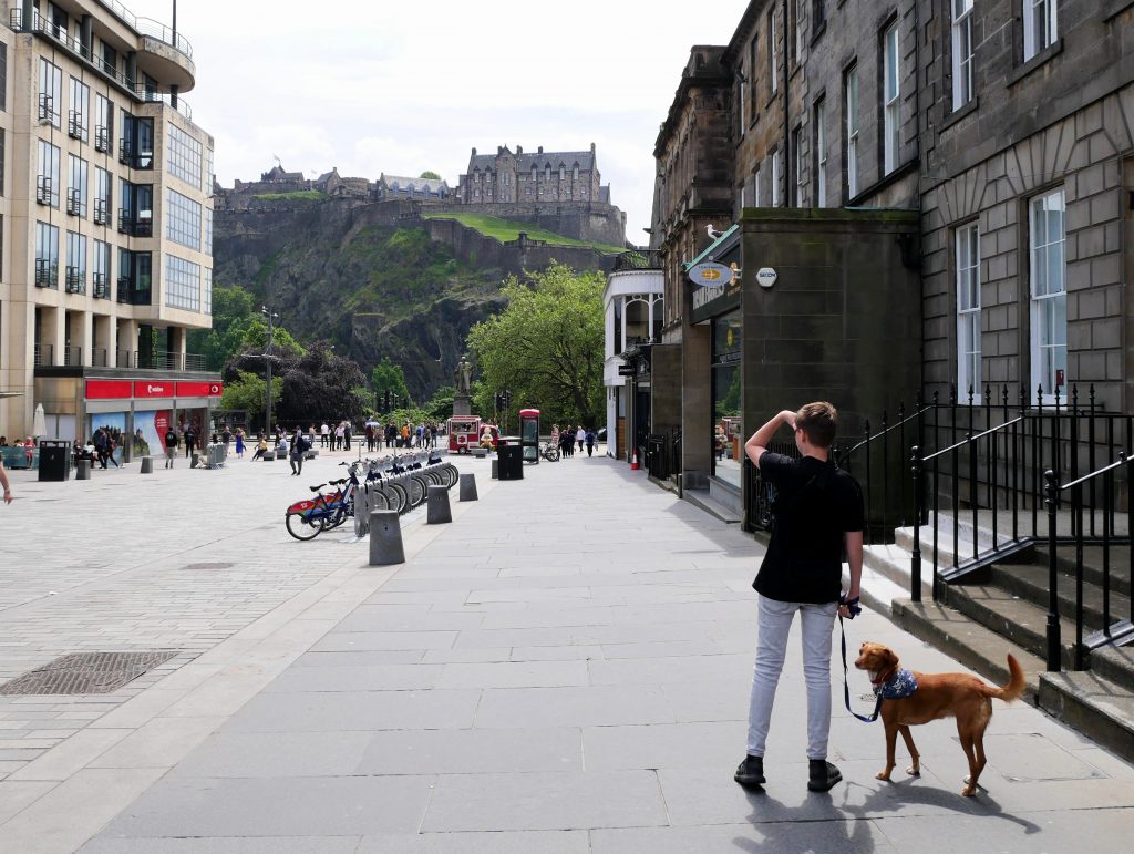 Edinburgh mit Hund by Birgit Strauch