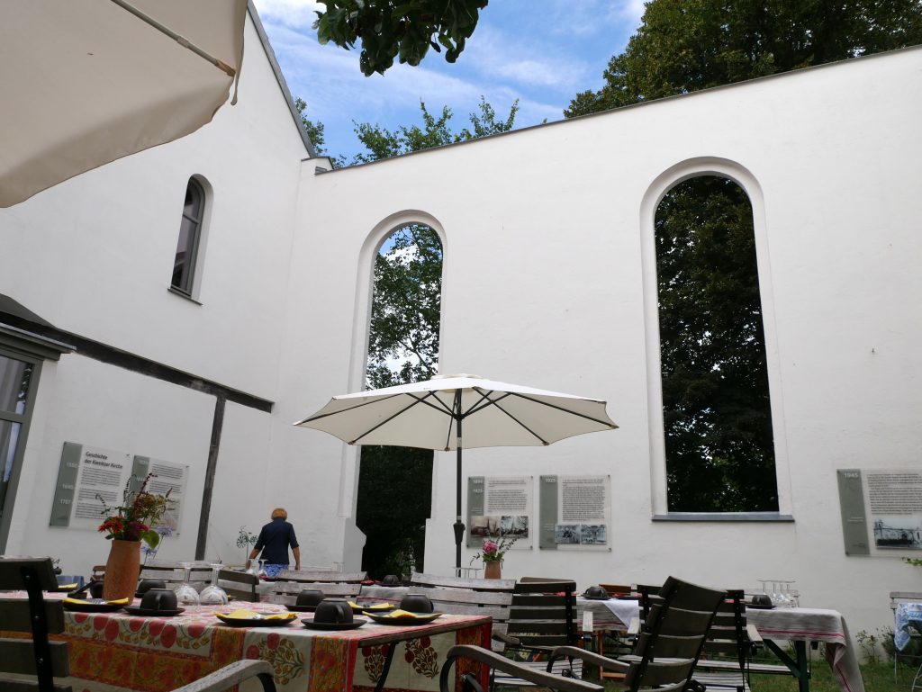 Kirchencafe von Kienitz by Birgit Strauch