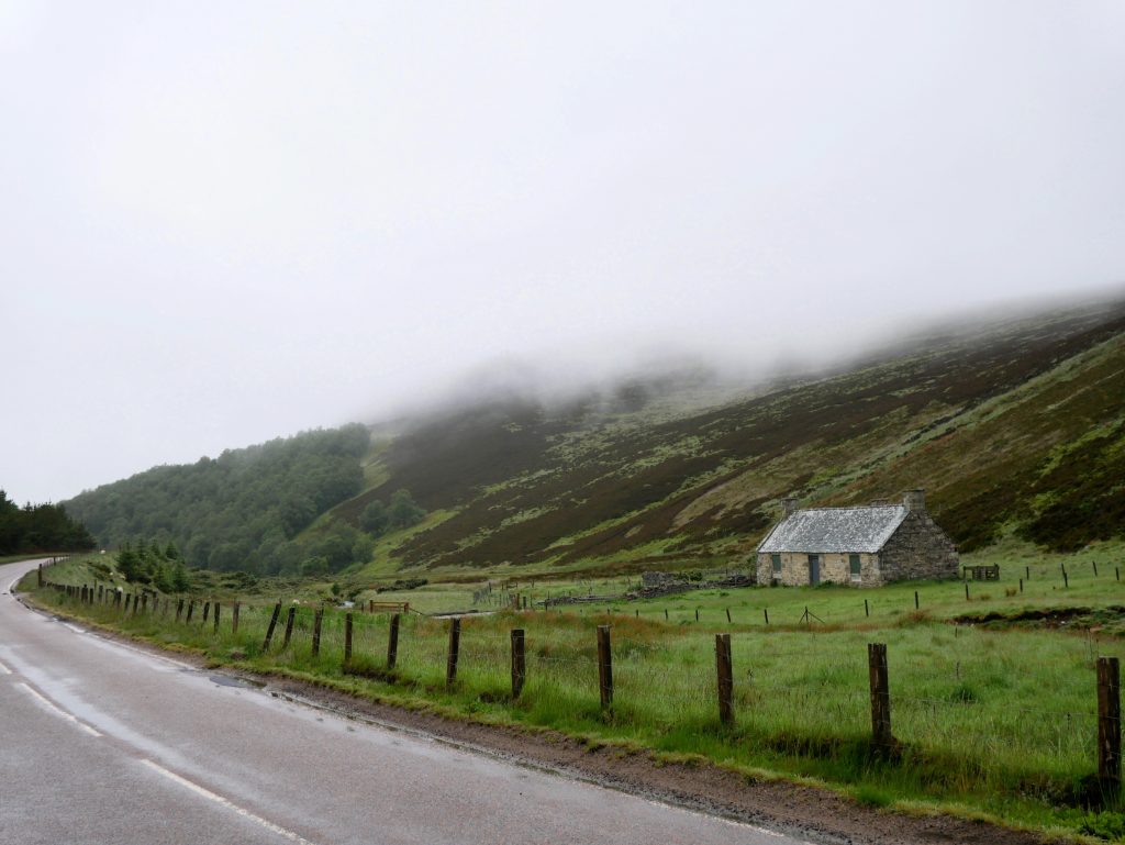 Tomintoul in Schottland by Birgit Strauch