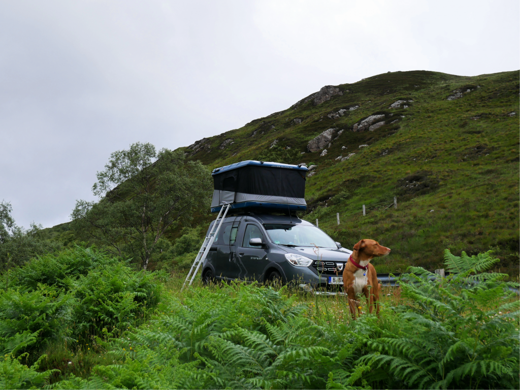 Dokker Camper in den Highlands by Birgit Strauch